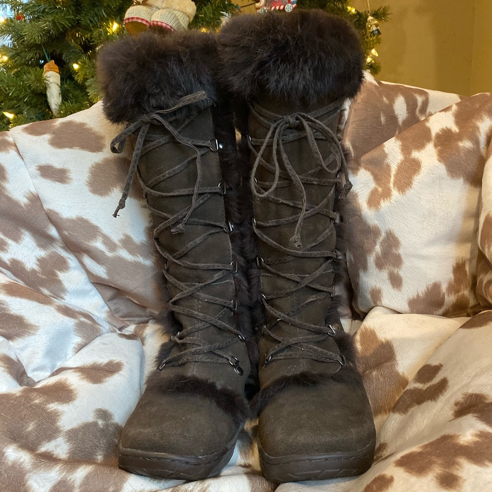 Bearpaw tall brown suede boots